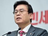 [포토] 의원총회서 발언하는 정우택 자유한국당 원내대표