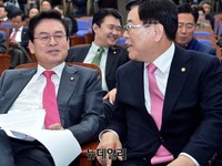 [포토] 대화 나누는 정우택-김광림