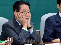 [포토] 턱괴고 생각에 빠진 박지원