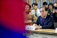 [포토] 2017 올해의 인권상 시상식 찾은 태영호 공사