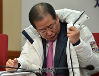 [포토] 평창패딩 살펴보는 홍준표