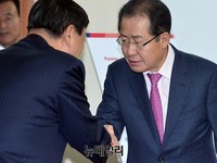 [포토] 악수 나누는 홍준표-이희범