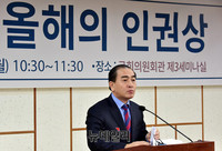 [포토] 수상소감 밝히는 태영호 전 공사