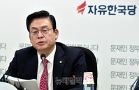 [포토] 퇴임 기자회견 갖는 자유한국당 정우택 원내대표