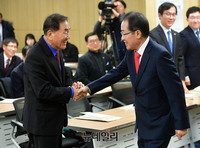 [포토] 토론회서 만나 악수나누는 홍준표-이재오