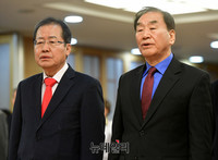 [포토] 국민의례하는 홍준표-이재오