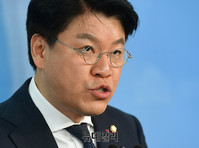 [포토] 강정불법시위 구상권 포기 관련 논평 발표하는 장제원