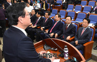 [포토] 원내대표 선출 의원총회, 인사말 하는 정우택