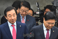 [포토] 긴장한 얼굴로 의총장 향하는 김성태-홍문종-한선교