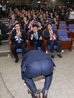 [포토] 당선 큰절하는 자유한국당 김성태 신임 원내대표