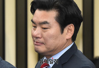 [포토] 검찰출석 앞두고 의총 찾은 원유철 자유한국당 의원