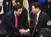 [포토] 낙선한 후보들과 악수 나누는 김성태 신임 원내대표