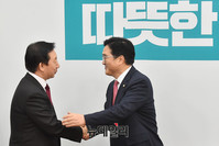 [포토] 우원식 원내대표 찾은 자유한국당 김성태 신임 원내대표