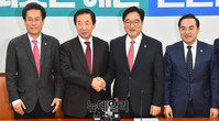 [포토] 더불어민주당 찾은 자유한국당 원내지도부