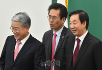 [포토] 자리 이동하는 김동철-김성태-함진규