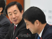 [포토] 한병도 정무수석 만난 김성태 자유한국당 신임 원내대표