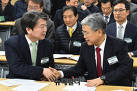 [포토] 악수하는 안철수-김동철