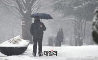 [포토] 폭설 뚤고 출근하는 시민들