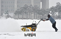 [포토] 눈 내린 국회 '설경속 눈 치우기'
