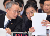 [포토] 대화 나누는 박운규-홍종학