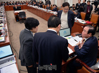 [포토] 산자위, 홍종학 출석 관련 논의하는 여야 간사