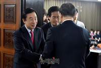 [포토] 의원들 맞이 하는 김성태 원내대표와 함진규 정책위의장