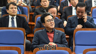 [포토] 의원총회 참석한 김태흠 자유한국당 의원