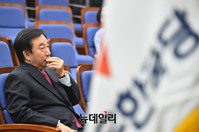 [포토] 얼굴 만지는 김성태 자유한국당 원내대표