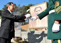 [포토] 헌화 하는 황길수 매헌윤봉길의사기념사업회장