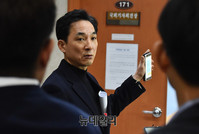 [포토] 기자들에게 휴대폰 보이는 박민식 전 의원