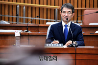 [포토] 질문에 답변하는 안철상 대법관 후보자