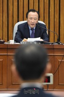 [포토] 질문하는 홍일표 인사청문 위원장