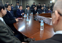 [포토] 공영방송장악, 방통위 찾아 항의하는 김성태 대표