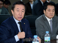 [포토] 검은넥타이 매고 방통위 찾은 김성태