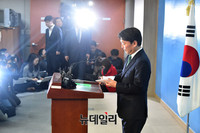 [포토] 회견장으로 들어서는 안철수 국민의당 대표