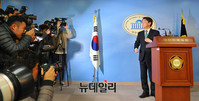 [포토] 정론관 떠나는 안천수 국민의당 대표
