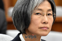 [포토] 주광덕 의원 바라보는 민유숙 대법관 후보자