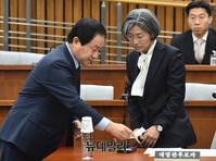 [포토] 민유숙 대법관 후보자에게 쪽지 전달하는 주광덕 의원