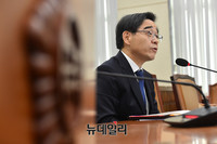 [포토] 답변하는 권순일 중앙선거관리위원장 후보자