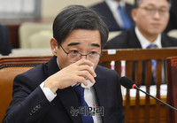 [포토] 물 마시는 권순일 중앙선거관리위원장 후보자