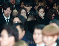 [포토] 종현 발인식, 운구차량에 오르자 눈물흘리는 윤아-수영