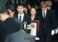 [포토] 장례식장 나서는 故샤이니 종현