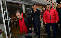 [포토] 을지로 상인들에게 인사하는 홍준표 대표