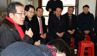 [포토] 골목소통에 나선 홍준표 당대표...을지로 철공소거리 방문