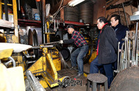 [포토] 골목소통 나선 홍준표...을지로 철공소 거리 방문