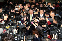 [포토] 기자들 질문에 답하는 국민의당 안철수 대표