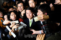 [포토] 안철수 떠나는 길 아수라장