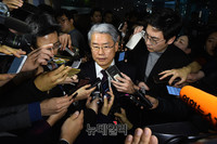 [포토] 기자들의 질문에 답하는 국민의당 김동철 원내대표