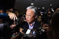 [포토] 투표 거부하고 당무위원회 떠나는 유성엽 의원