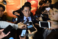 [포토] 통합에 반발해 당무위 떠나는 최경환 의원